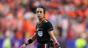 Árbitra 'esquece' jogador em campo na Copa do Mundo; entenda