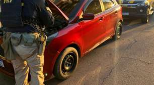PRF intercepta carro clonado usado em roubos em Esteio; casal é detido