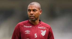 Filho de Fernandinho é campeão pelo Athletico-PR e recebe homenagem