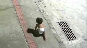 Vídeo mostra bebê engatinhando sozinha no meio da rua em Vila Velha (ES); mãe é presa