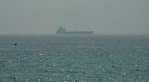 EUA e Irã escalam conflito em disputa por Ormuz; Bahrein e Kuwait na linha de fogo