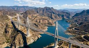 Erguida na rodovia para Acapulco, com pilares centrais monumentais, a ponte sobre o Rio Mezcala possui uma das torres de suporte mais altas da América do Norte