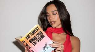 Dua Lipa abre biblioteca com mais de 100 livros censurados; autora brasileira é escolhida