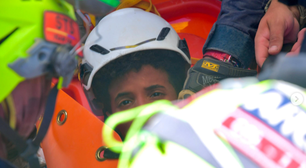 Os resgates de dois meninos de 11 anos presos após dias nos escombros dos terremotos na Venezuela