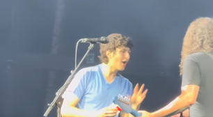 Dave Grohl chama genro para tocar bateria no Foo Fighters após desafio bizarro