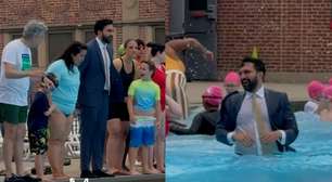 Prefeito de Nova York pula na piscina de terno e gravata
