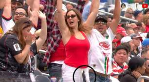 Torcedora se empolga na 'ola' e 'arremessa' o celular no jogo entre Canadá e África do Sul