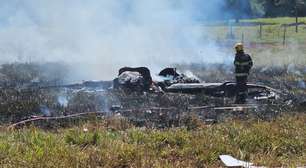 Avião de pequeno porte cai em área rural em GO e piloto sobrevive