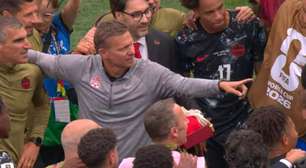Técnico do Canadá faz discurso emocionante após classificação histórica e diz que jogadores são heróis: 'Mostrando o caráter'