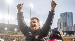 Na calada da noite, presidente do Vitória surpreende torcida e renova com atacante até o final da temporada