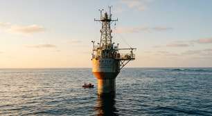 O estranho navio científico de 108 metros que inundava a própria popa para se afundar verticalmente no meio do oceano e virar uma torre