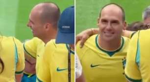 Acabou o dinheiro? Look de filho de Bolsonaro gera crise na Copa: 'Credo'