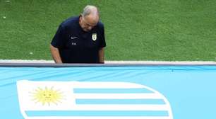 Bielsa chega sozinho ao Uruguai após eliminação na Copa