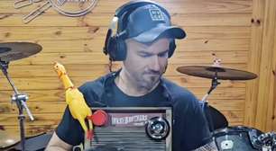 Baterista brasileiro ganha concurso do Metallica usando tábua de lavar e galinha de borracha