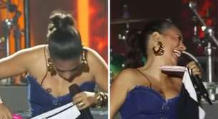 Simone Mendes se empolga ao ganhar vibrador e algema durante show: 'Gostei!'
