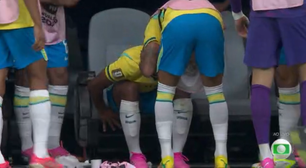 Endrick recebe conselho de Neymar antes de entrar em campo em partida contra o Japão
