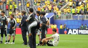 Técnico do Japão faz reverência a jogadores e torcedores se desculpando após eliminação para o Brasil