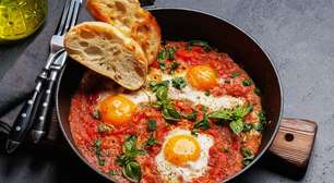 Receita para um jantar proteico, rápido e barato com apenas 4 ingredientes: confira o passo a passo da shakshuka