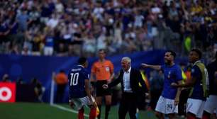 Maior vencedor da história das Copas, Deschamps recebe carinho após luto