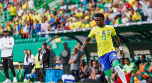 Por que Vinícius Júnior come abacaxi antes dos jogos? Veja os benefícios da fruta