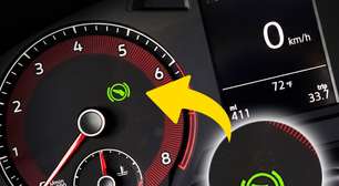 O que significa a luz em formato de sapato nos painéis dos carros automáticos?