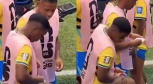 Flagra de Endrick distribuindo chicletes de Ancelotti para jogadores vira meme: 'Vai mofar no banco'