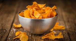Chips de legumes com molho de iogurte: lanche saudável e crocante