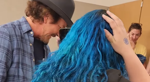 Eddie Vedder presenteia adolescente com violão de sua coleção e emociona mãe: "curou uma cicatriz"