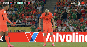 Imagem forte! Zagueiro da Holanda leva joelhada e fica com a cabeça sangrando; veja