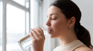 Água morna em jejum ajuda a emagrecer? Nutricionista responde