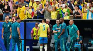 Ancelotti escolhe foto de momento inusitado com Casemiro para exaltar classificação do Brasil: 'Orgulhoso da fé desse time'