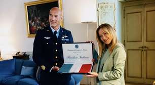 Meloni entrega bandeira italiana a piloto da missão Artemis 3