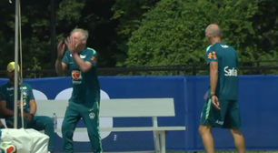 Ancelotti se irrita ao errar embaixadinha em treino da Seleção na Copa; assista