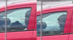 Padrasto é flagrado agredindo enteado com celular e puxões dentro de carro em SC