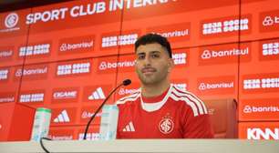 Maripán veste camisa de Figueroa e faz promessa à torcida do Internacional