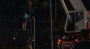 Torcedora do México é resgatada por guindaste após ficar presa em grade tentando invadir festa na Copa