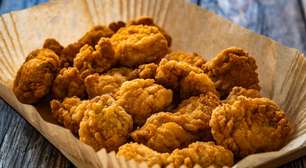 Nem farinha panko, nem farinha de rosca: esse é o melhor jeito de empanar o frango, fica mais saudável e proteico