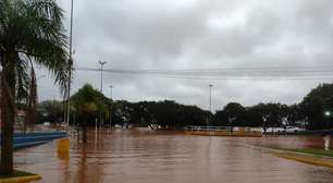 Rio Uruguai ultrapassa cota de inundação e família é retirada de casa em São Borja
