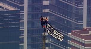 Veja o momento em que policial sobe no Empire State Building para deter casal que escalou até o topo
