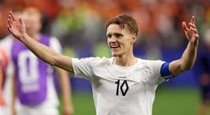 Odegaard reencontra Ancelotti após ser dispensado pelo treinador no Real Madrid