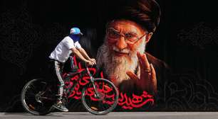 Quatro meses após a morte de Ali Khamenei, funeral do aiatolá vira demonstração de força no Irã
