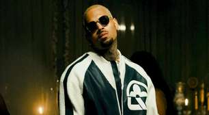 Chris Brown simula ato sexual no palco com fã durante show. Veja