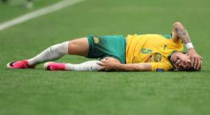 Jogador da Austrália deixa campo carregado após entrada dura contra o Egito na Copa