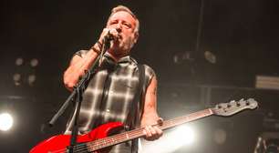 A alfinetada de Peter Hook no New Order após restar apenas Bernard Sumner na banda