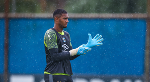 Jogador volta ao Grêmio após passagem por Portugal e treina separado
