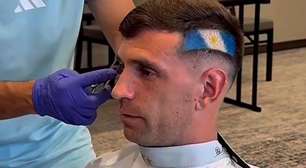 Dibu Martínez repete tradição e exibe bandeira da Argentina raspada no cabelo