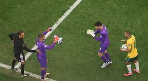 Goleiro da Austrália entra para pegar pênalti, acerta só um canto e não defende nenhum