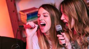 25 músicas perfeitas e dicas incríveis para uma noite de karaokê