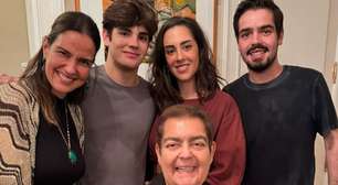 'Se não tivesse...': esposa se emociona ao falar sobre saúde de Faustão aos 76 anos; apresentador passou por 4 transplantes em dois anos