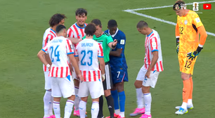 Zagueiro do Paraguai 'cava' marca do pênalti antes de gol de Mbappé